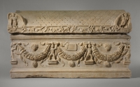 Mermerni sarkofag sa girlandama
