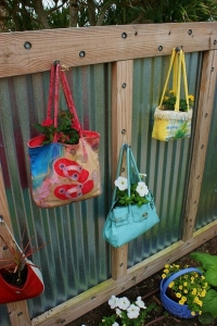 Stare torbe kao neobične saksije i nosači cveća