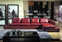 Dekorisanje dnevne sobe sa kaučom ili sofom burgundi boje 