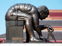 Statua Isaka Njutna - London