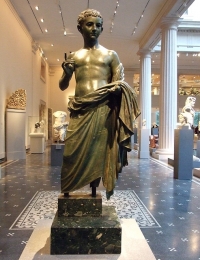 Bronzana statua aristokratskog dečaka