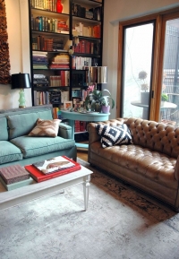 Vizuelno povezivanje dva različita kauča ili dve različite sofe u dnevnoj sobi 